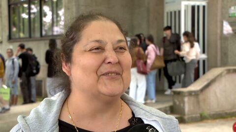 Una madre se examina de la PAU con su hijo