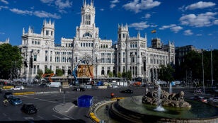 Vista general durante el montaje de escenarios para la Santa Misa del Papa Le&oacute;n XIV en Cibeles