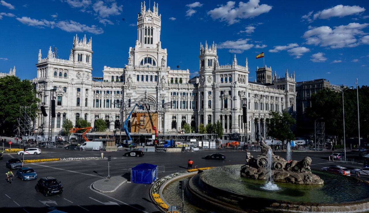 Vista general durante el montaje de escenarios para la Santa Misa del Papa Le&oacute;n XIV en Cibeles