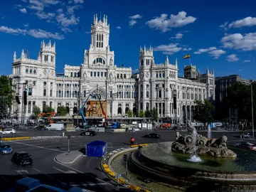 Vista general durante el montaje de escenarios para la Santa Misa del Papa León XIV en Cibeles Vista general durante el montaje de escenarios para la Santa Misa del Papa León XIV en Cibeles