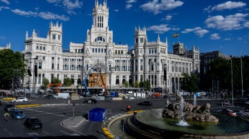 Vista general durante el montaje de escenarios para la Santa Misa del Papa Le&oacute;n XIV en Cibeles