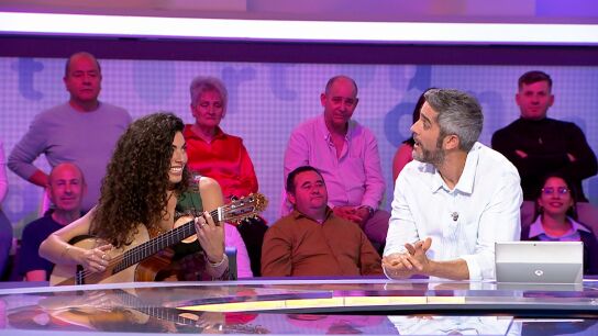 Nya de la Rubia emociona con su voz, su guitarra y una versi&oacute;n especial de &lsquo;Me quedo&rsquo; para Pasapalabra