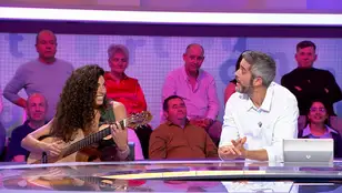 Nya de la Rubia emociona con su voz, su guitarra y una versión especial de ‘Me quedo’ para Pasapalabra