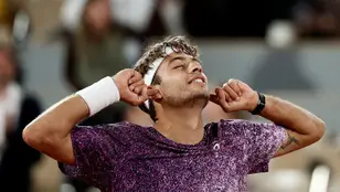 Flavio Cobolli celebra su victoria ante Felix Auger-Aliassime