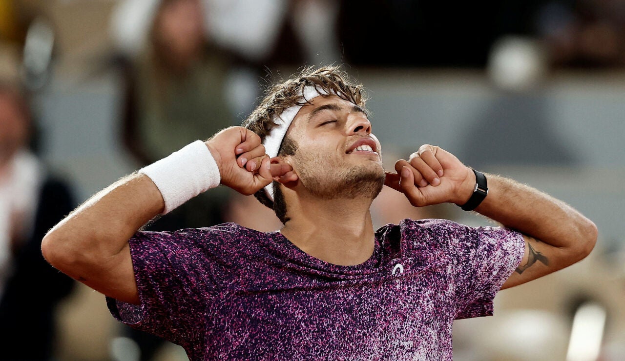 Flavio Cobolli celebra su victoria ante Felix Auger-Aliassime