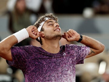 Flavio Cobolli celebra su victoria ante Felix Auger-Aliassime