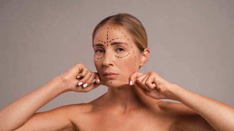 Mujer mirándose el rostro
