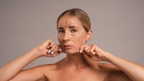 Mujer mirándose el rostro Mujer mirándose el rostro