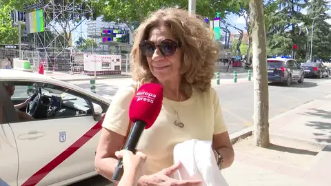 Lolita Flores atendiendo a la prensa Lolita Flores atendiendo a la prensa