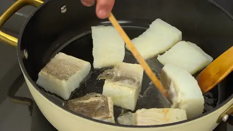 Corta el bacalao en 8 trozos, introdúcelos en la cazuela Corta el bacalao en 8 trozos, introdúcelos en la cazuela