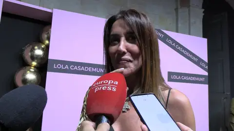 Elsa Anka atendiendo a la prensa Elsa Anka atendiendo a la prensa