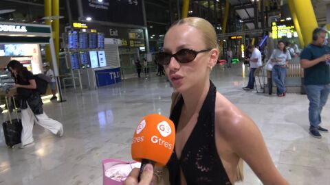 Ester Expósito hablando con la prensa en el aeropuerto
