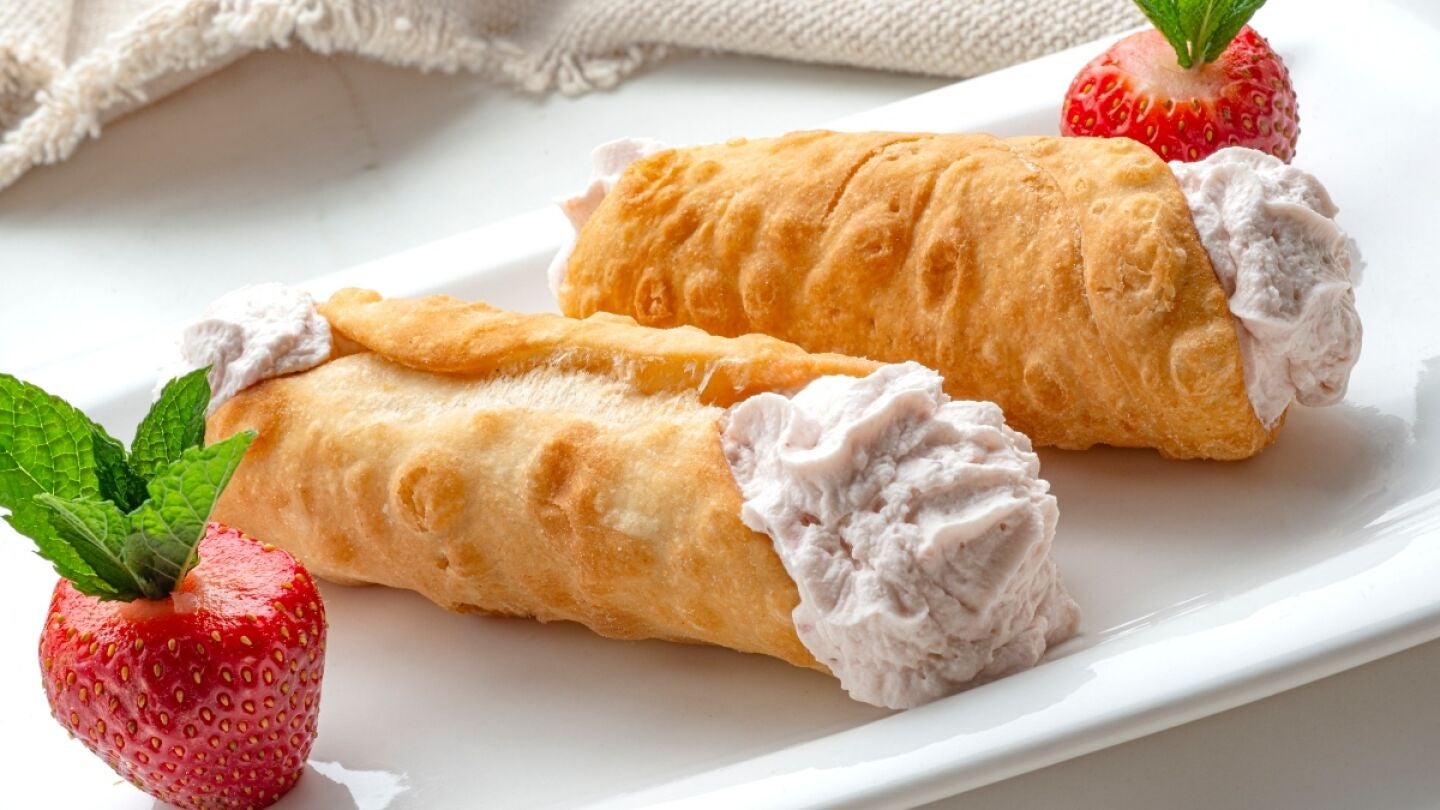 Receta de canutillos con crema de fresas de Karlos Argui&ntilde;ano