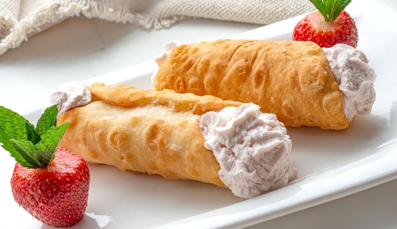 Receta de canutillos con crema de fresas de Karlos Argui&ntilde;ano