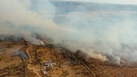 Continúa activo el incendio de Huelva con 1.000 hectáreas calcinadas, se movilizan nuevos medios aéreos y terrestres Continúa activo el incendio de Huelva con 1.000 hectáreas calcinadas, se movilizan nuevos medios aéreos y terrestres