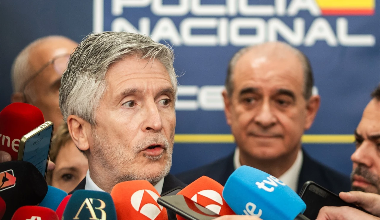 Marlaska atendiendo a los medios