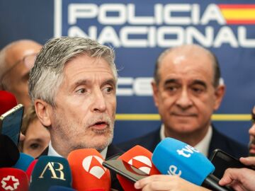 Marlaska atendiendo a los medios
