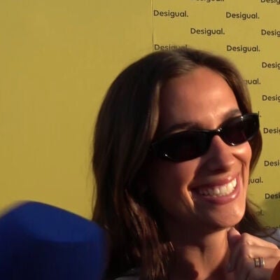 Mar&iacute;a Pombo atendiendo a la prensa