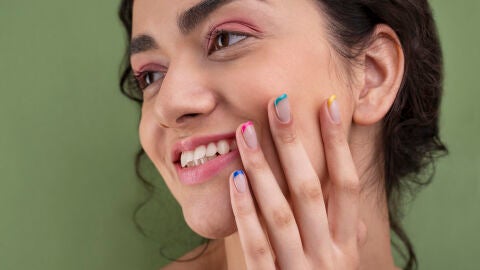 Mujer con las uñas pintadas