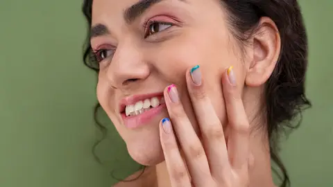 Mujer con las uñas pintadas Mujer con las uñas pintadas
