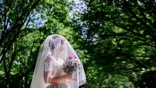 Novia con un vestido con velo el día de su boda