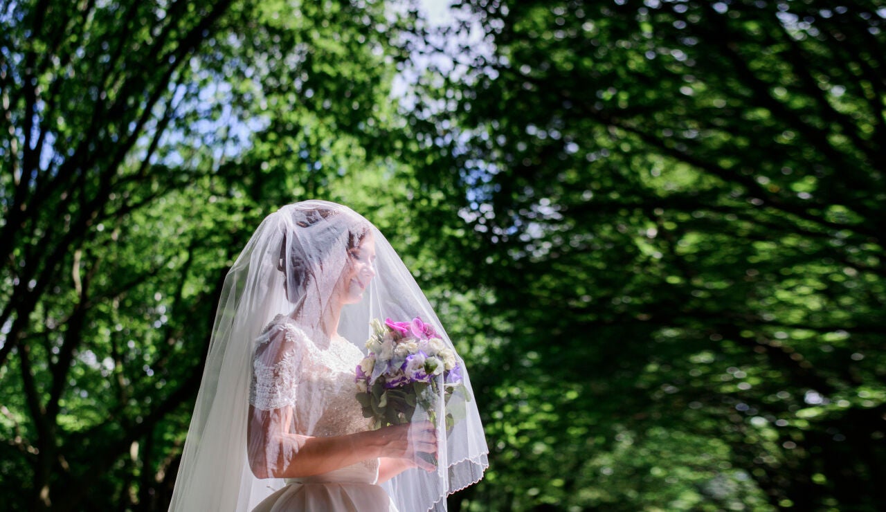 Novia con un vestido con velo el d&iacute;a de su boda