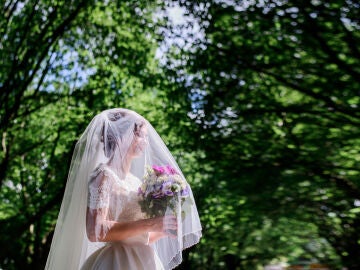 Novia con un vestido con velo el d&iacute;a de su boda