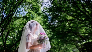 Novia con un vestido con velo el d&iacute;a de su boda
