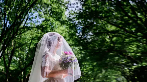 Novia con un vestido con velo el día de su boda Novia con un vestido con velo el día de su boda