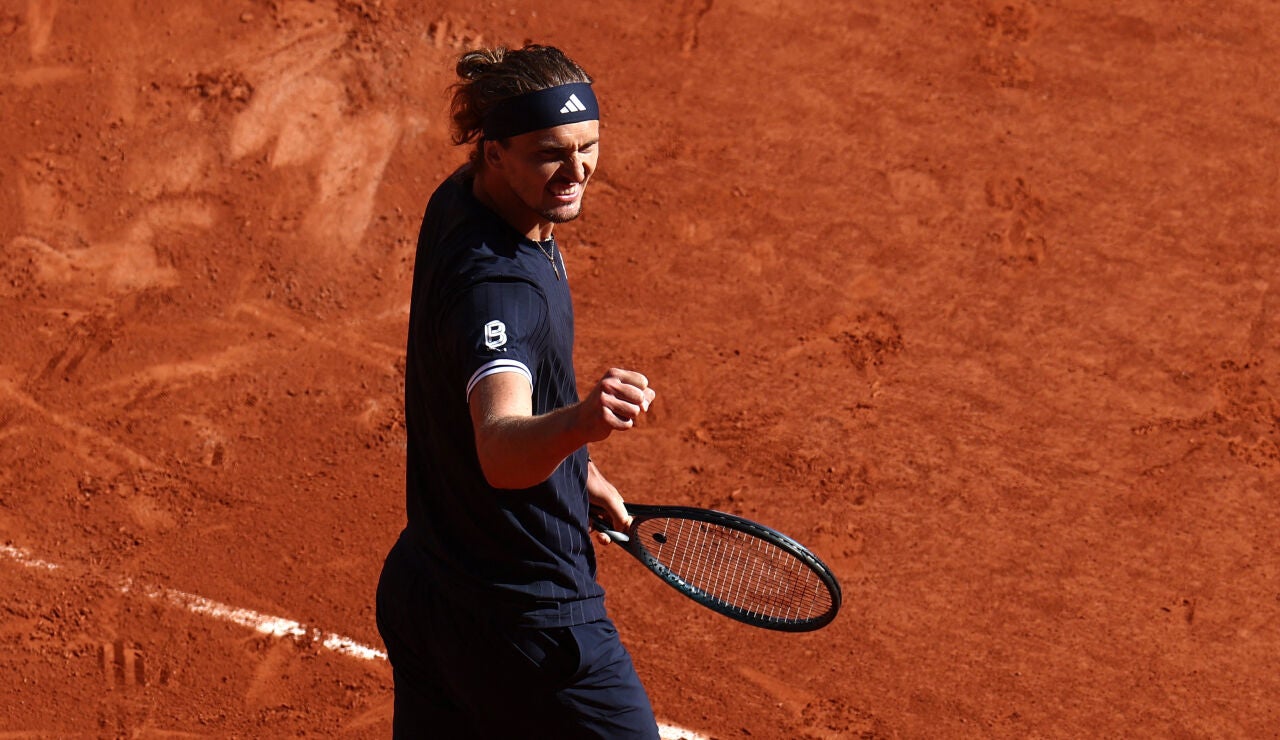 Alexander Zverev celebra su triunfo ante Mensik en las semifinales de Roland Garros