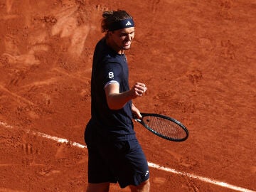 Alexander Zverev celebra su triunfo ante Mensik en las semifinales de Roland Garros