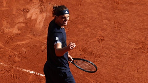 Alexander Zverev celebra su triunfo ante Mensik en las semifinales de Roland Garros