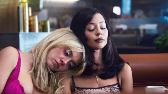 Las actrices Sydney Sweeney y Alexa Demie como Cassie y Maddy en la temporada 3 de Euphoria
