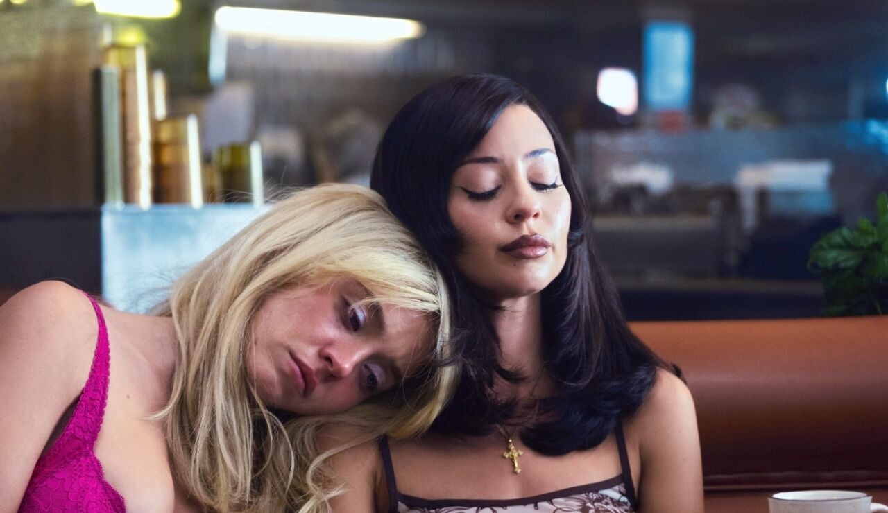 Las actrices Sydney Sweeney y Alexa Demie como Cassie y Maddy en la temporada 3 de Euphoria
