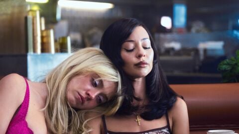 Las actrices Sydney Sweeney y Alexa Demie como Cassie y Maddy en la temporada 3 de Euphoria