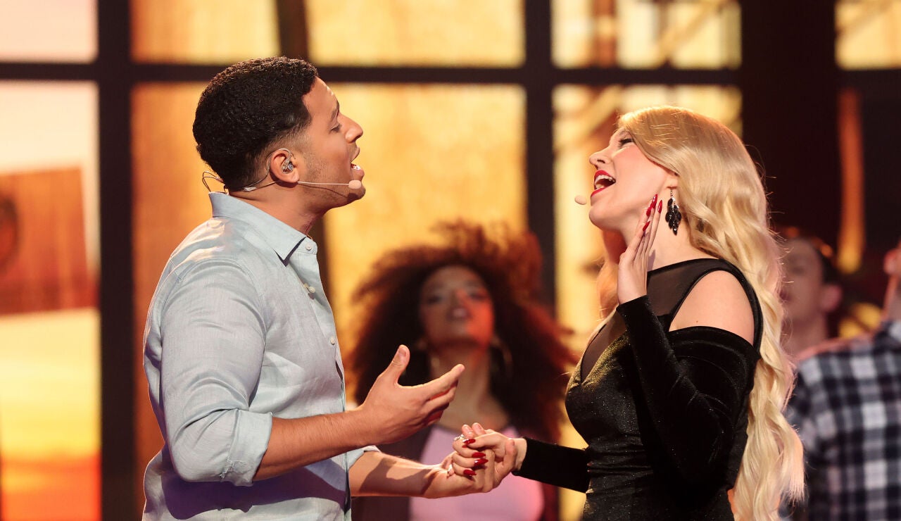 Pura qu&iacute;mica: Mar&iacute;a Parrado y Kenneth enamoran como Meghan Trainor y John Legend