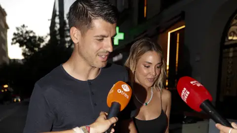Álvaro Morata y Alice Campello siendo preguntados por la prensa Álvaro Morata y Alice Campello siendo preguntados por la prensa