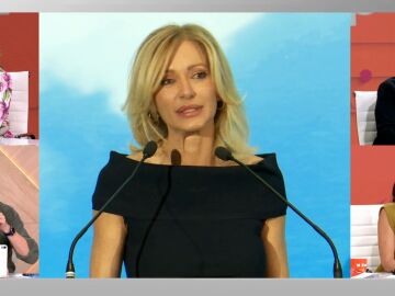 Susanna Griso recibe un premio por su labor como profesional en Espejo P&uacute;blico.