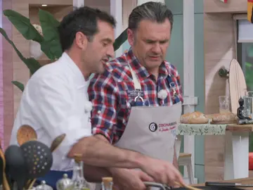 Iñaki López sufre un pequeño percance en la cocina: "¿Te has quemado?" Iñaki López sufre un pequeño percance en la cocina: "¿Te has quemado?"