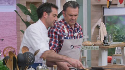 I&ntilde;aki L&oacute;pez sufre un peque&ntilde;o percance en la cocina: "&iquest;Te has quemado?"