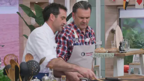 Iñaki López sufre un pequeño percance en la cocina: "¿Te has quemado?" Iñaki López sufre un pequeño percance en la cocina: "¿Te has quemado?"