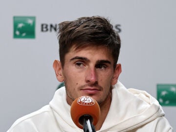 Matteo Arnaldi, en la rueda de prensa en la que ha anunciado su retirada este viernes