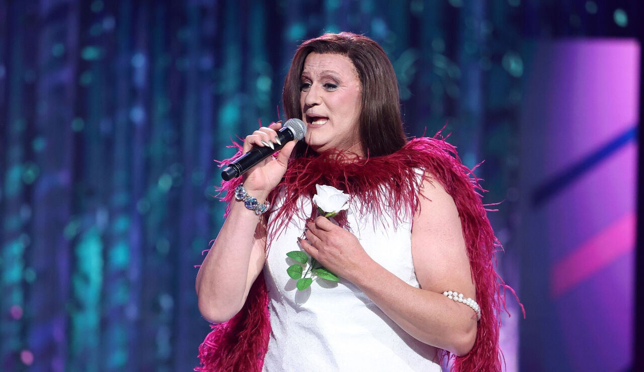&iexcl;Irreconocible! Jesul&iacute;n de Ubrique sorprende como Daniela Romo con &lsquo;Yo no te pido la luna&rsquo;