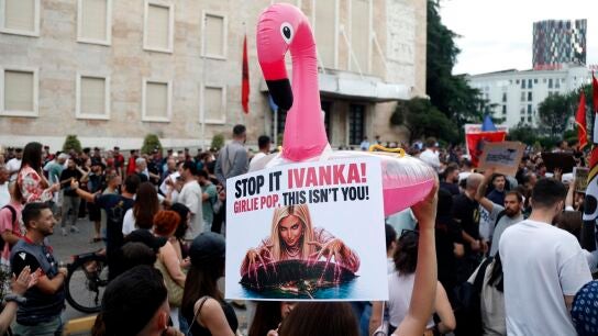Imagen de las protestas contra el resort de lujo que planea construir Ivanka Trump en una isla de Albania 