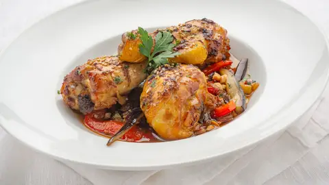 Joseba Arguiñano se estrena en solitario con una receta de muslos de pollo a la tailandesa Joseba Arguiñano se estrena en solitario con una receta de muslos de pollo a la tailandesa