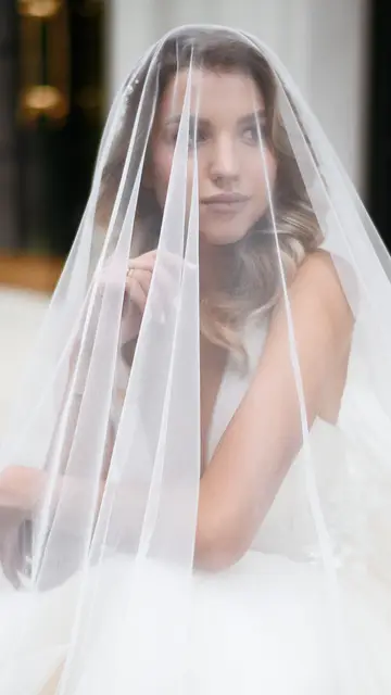 Novia con un vestido con velo Novia con un vestido con velo