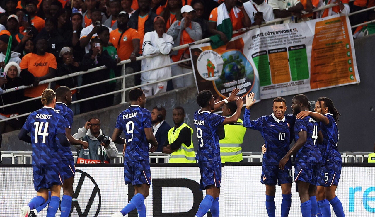 Los jugadores de Francia celebran un gol en un amistoso ante Costa de Marfil
