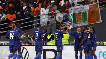 Los jugadores de Francia celebran un gol en un amistoso ante Costa de Marfil