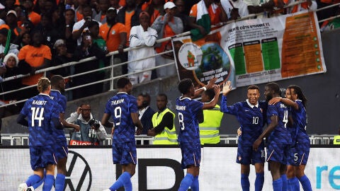 Los jugadores de Francia celebran un gol en un amistoso ante Costa de Marfil