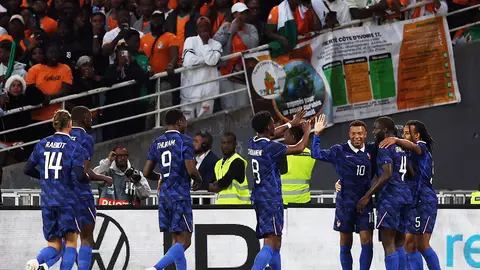 Los jugadores de Francia celebran un gol en un amistoso ante Costa de Marfil Los jugadores de Francia celebran un gol en un amistoso ante Costa de Marfil